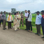कलेक्टर ने ग्राम बोईरडीह में खेतों में पहुंचकर डिजिटल फसल सर्वेक्षण के कार्य का किया निरीक्षण