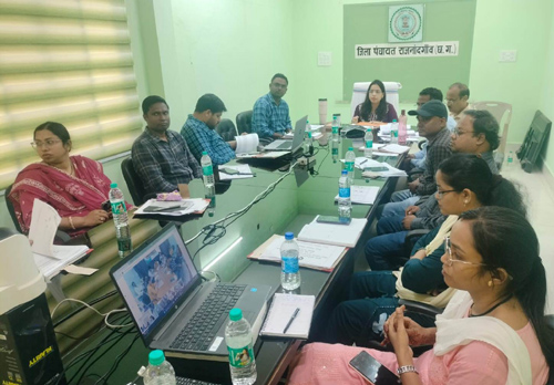 जिला पंचायत सीईओ सुरूचित सिंह ने विभिन्न विकास कार्यों की समीक्षा की