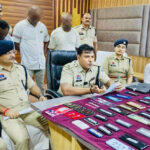 विदेशी गिफ्ट और पाउंड भेजने का झांसा देकर महिलाओं से ठगी करने वाले अंतर्राष्ट्रीय सायबर गिरोह का भंडाफोड़