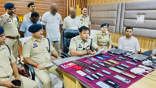 विदेशी गिफ्ट और पाउंड भेजने का झांसा देकर महिलाओं से ठगी करने वाले अंतर्राष्ट्रीय सायबर गिरोह का भंडाफोड़