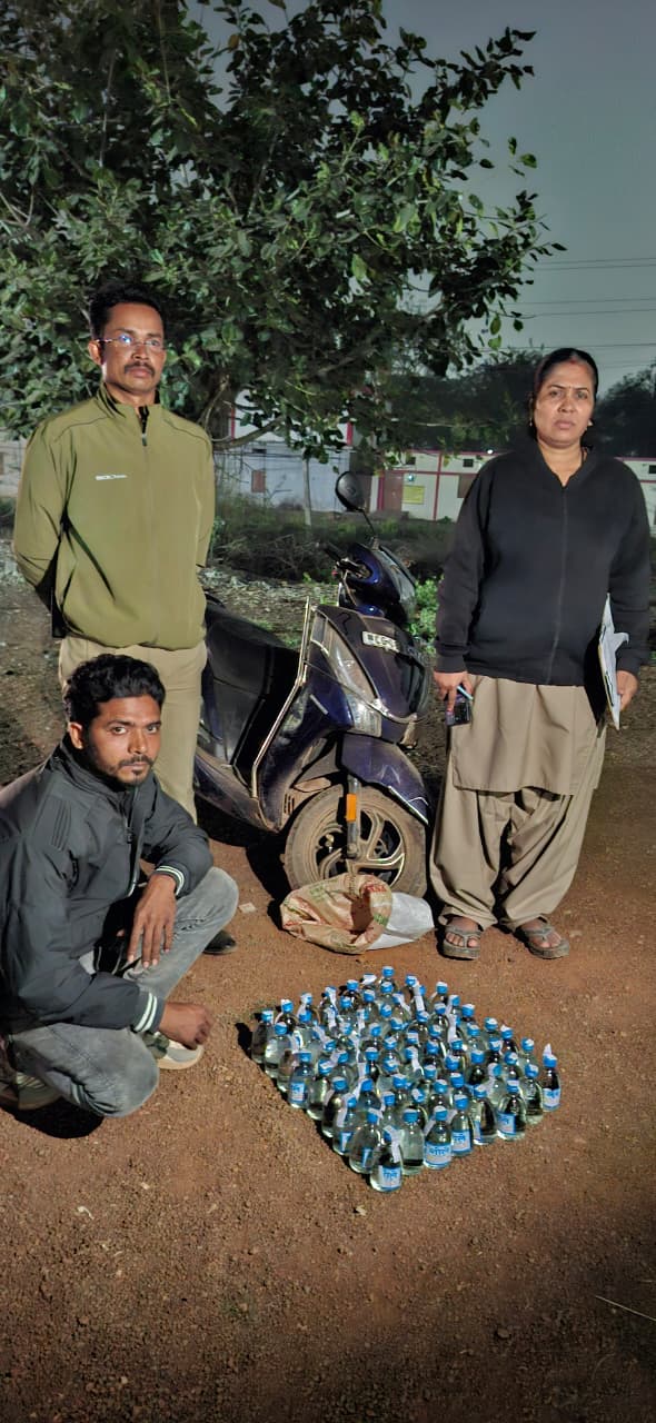 चिखली पुलिस व सायबर सेल की बड़ी कार्यवाही, 12,600 एमएल देशी शराब व वाहन जब्त