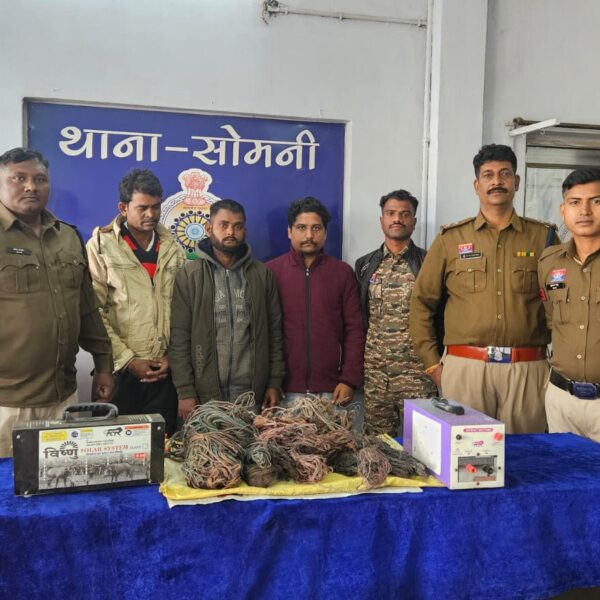सोमनी पुलिस ने खेत से चोरी के तीन आरोपियों को किया गिरफ्तार, केबल तार और पंप जब्त