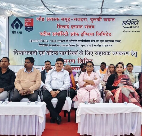 खड़गांव में दिव्यांगजनों को मिला सहायक उपकरण, बाईक एम्बुलेंस को हरी झंडी दिखाकर किया रवाना