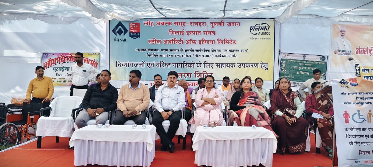 खड़गांव में दिव्यांगजनों को मिला सहायक उपकरण, बाईक एम्बुलेंस को हरी झंडी दिखाकर किया रवाना