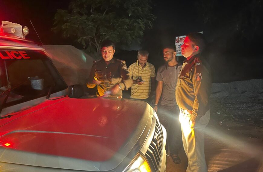 रात के अंधेरे में दुर्घटनाओं की रोकथाम हेतु सड़क किनारे&hellip;