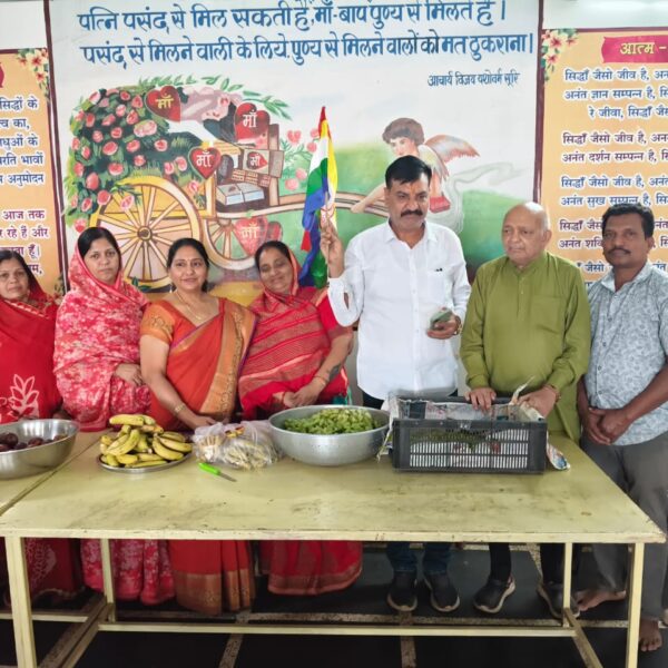 आचार्य विद्यासागर महाराज के द्वितीय समाधि स्मृति दिवस पर जैन मंदिर में आचार्य छत्तीसी विधान, वृद्धाश्रम में फल वितरण