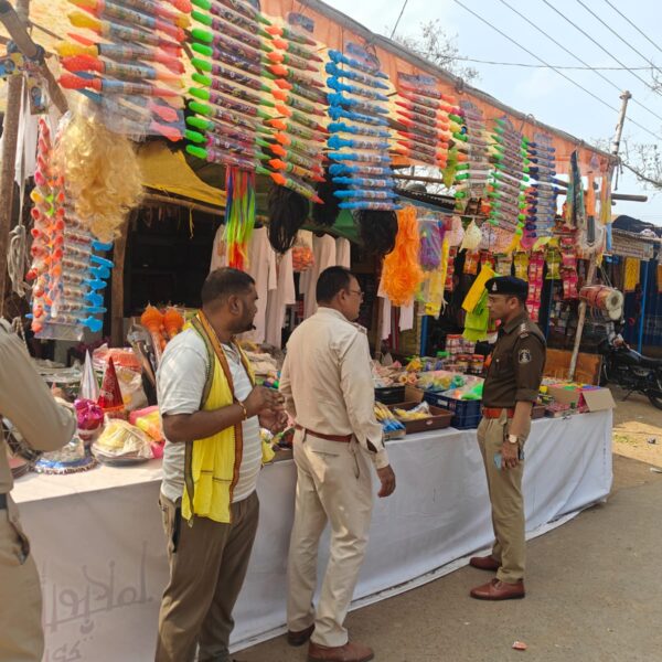 होली पर सख्ती : 179 दुकानों की जांच, आपत्तिजनक मुखौटे जब्त