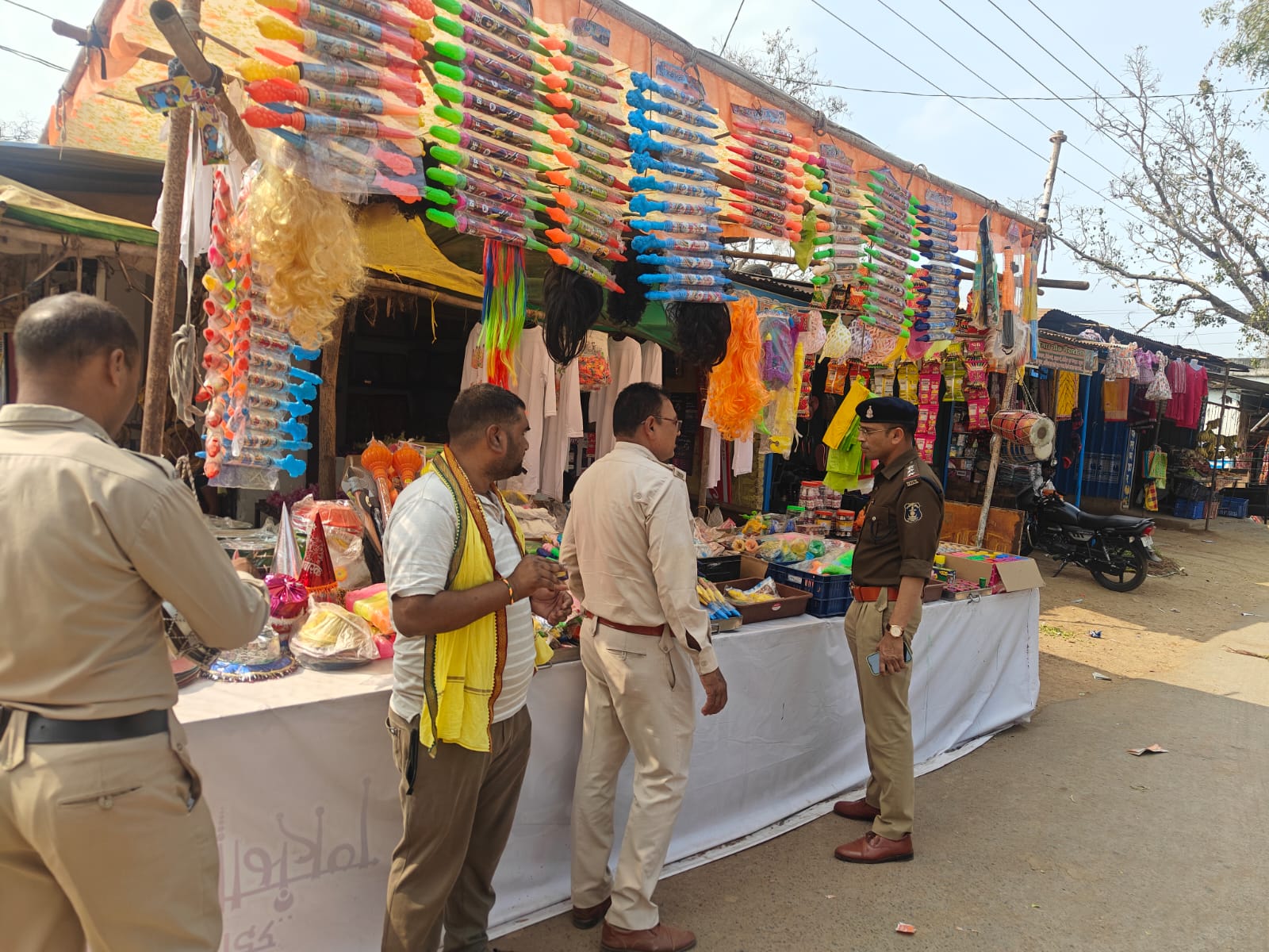 होली पर सख्ती : 179 दुकानों की जांच, आपत्तिजनक मुखौटे जब्त