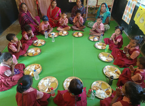 ग्राम रानीतलाब के आंगनबाड़ी केन्द्र में बच्चों के लिए तिथि भोजन का आयोजन