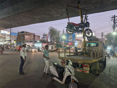 सर्विस रोड की व्यवस्था में सुधार, 195 वाहनों पर कार्रवाई&hellip;