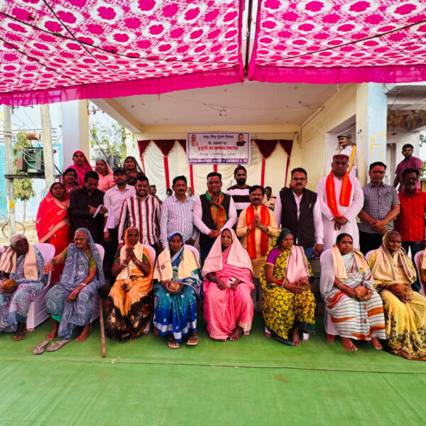 मातृ-पितृ पूजन दिवस पर मोहारा वार्ड में बुजुर्गों का सम्मान, लर्निंग लाइसेंस व श्रम कार्ड शिविर का आयोजन