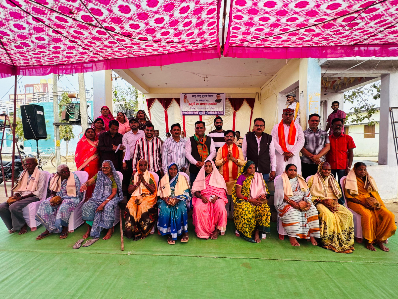 मातृ-पितृ पूजन दिवस पर मोहारा वार्ड में बुजुर्गों का सम्मान, लर्निंग लाइसेंस व श्रम कार्ड शिविर का आयोजन