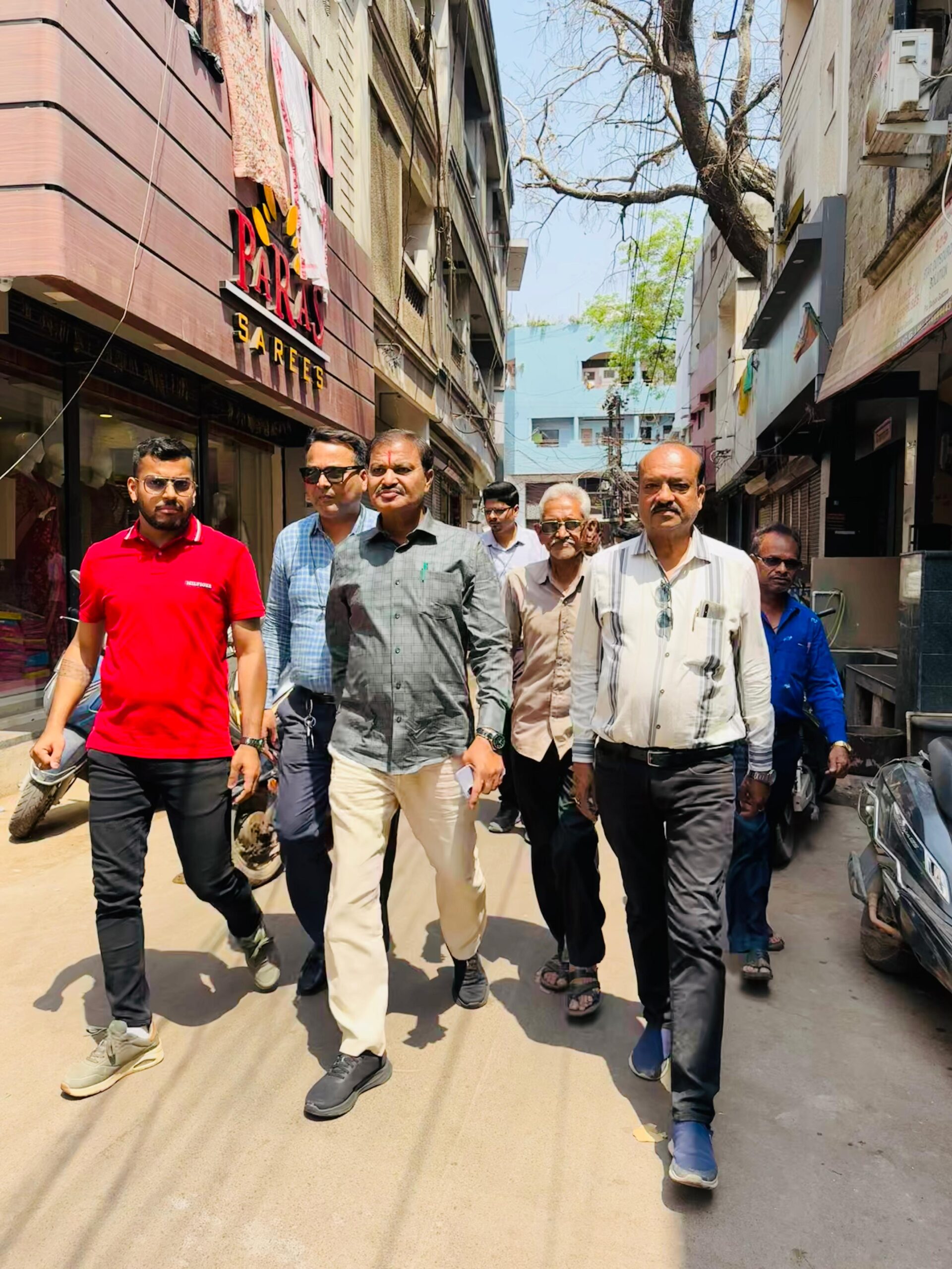 महापौर ने ठेठवार पारा में नाली निर्माण का किया स्थल निरीक्षण