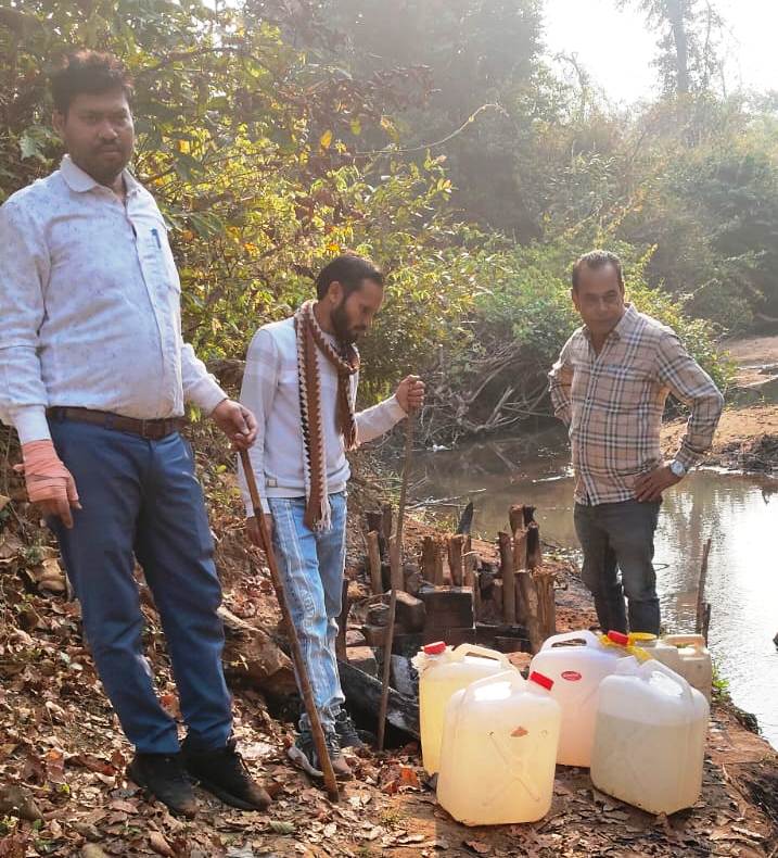 अवैध शराब पर कार्रवाई : 7.68 लीटर दारू और 100 लीटर कच्ची महुआ शराब जप्त