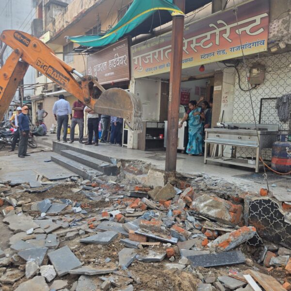 स्टेशन रोड सौंदर्यीकरण के लिए निगम ने अतिक्रमण हटाया