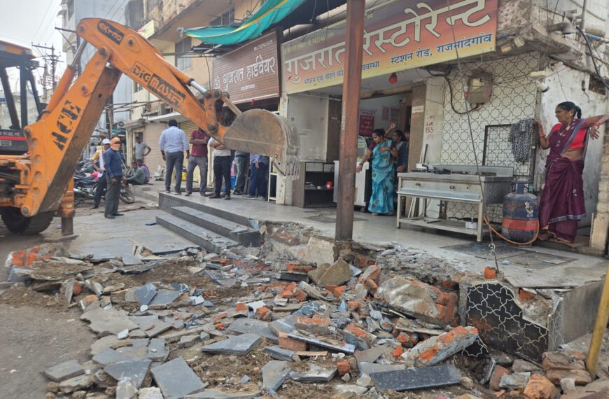 स्टेशन रोड सौंदर्यीकरण के लिए निगम ने अतिक्रमण हटाया