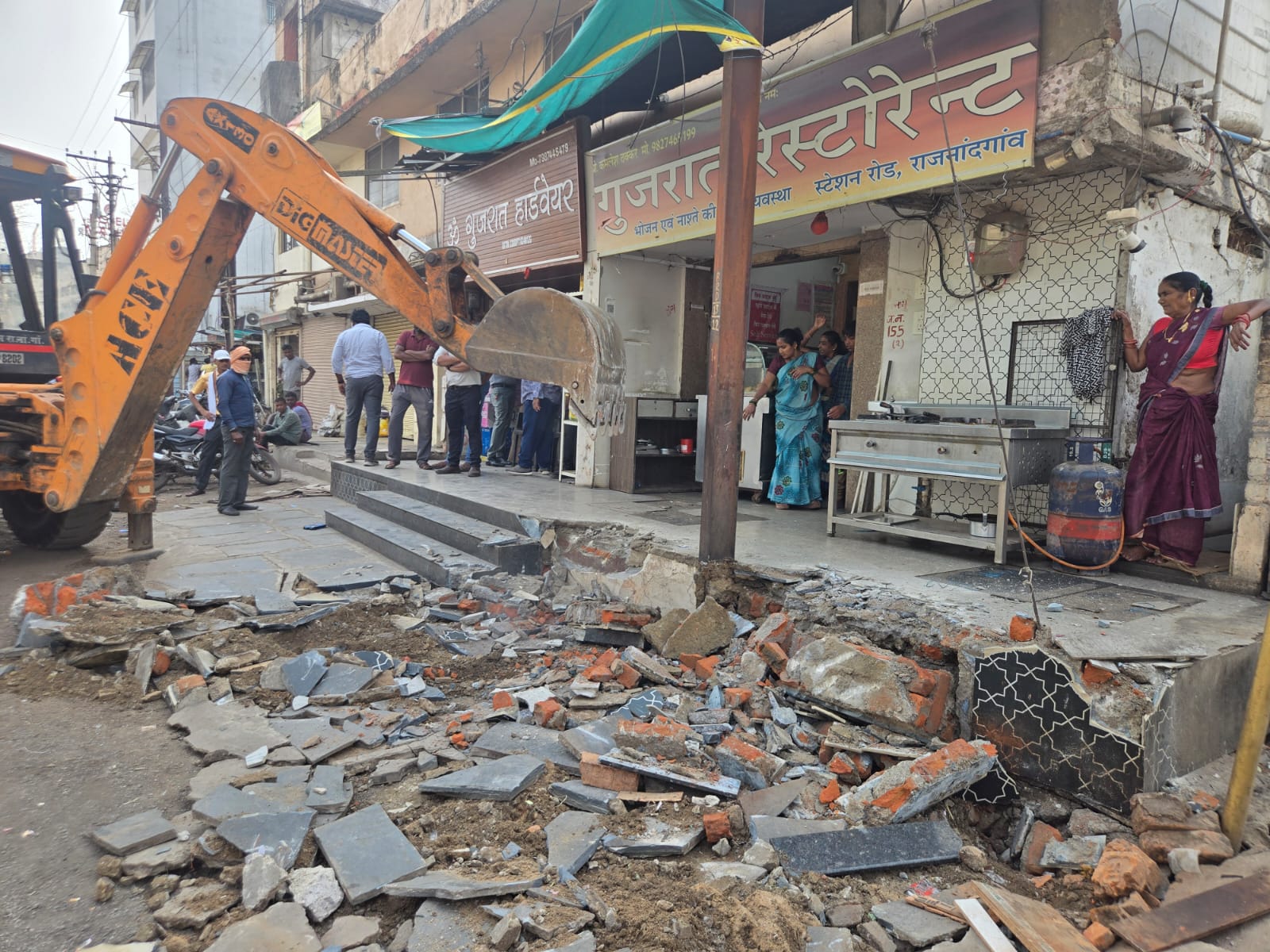 स्टेशन रोड सौंदर्यीकरण के लिए निगम ने अतिक्रमण हटाया