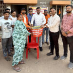 भीषण गर्मी में बेजुबानों के लिए पहल, स्वास्तिक समिति ने बांटे कोटना