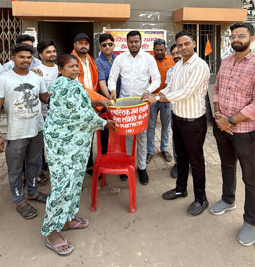 भीषण गर्मी में बेजुबानों के लिए पहल, स्वास्तिक समिति ने बांटे कोटना