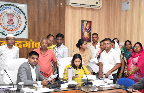 कलेक्टर ने जनदर्शन में गंभीरता से सुनी नागरिकों की समस्याएं