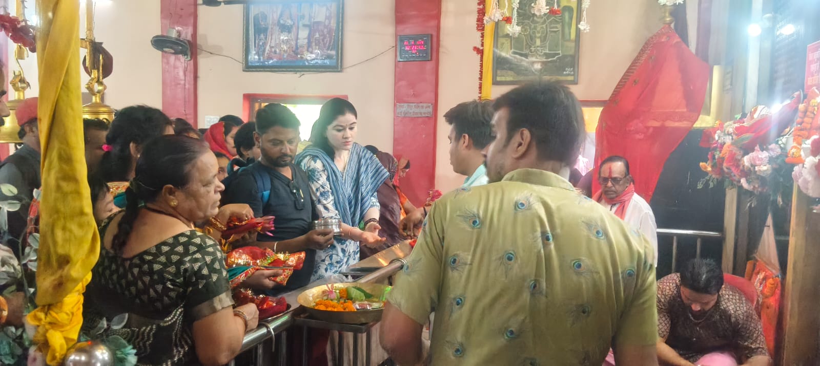 नवरात्रि में आस्था का संगम: एसपी अंकिता शर्मा पहुंचीं शीतला मंदिर, लिया मां का आशीर्वाद