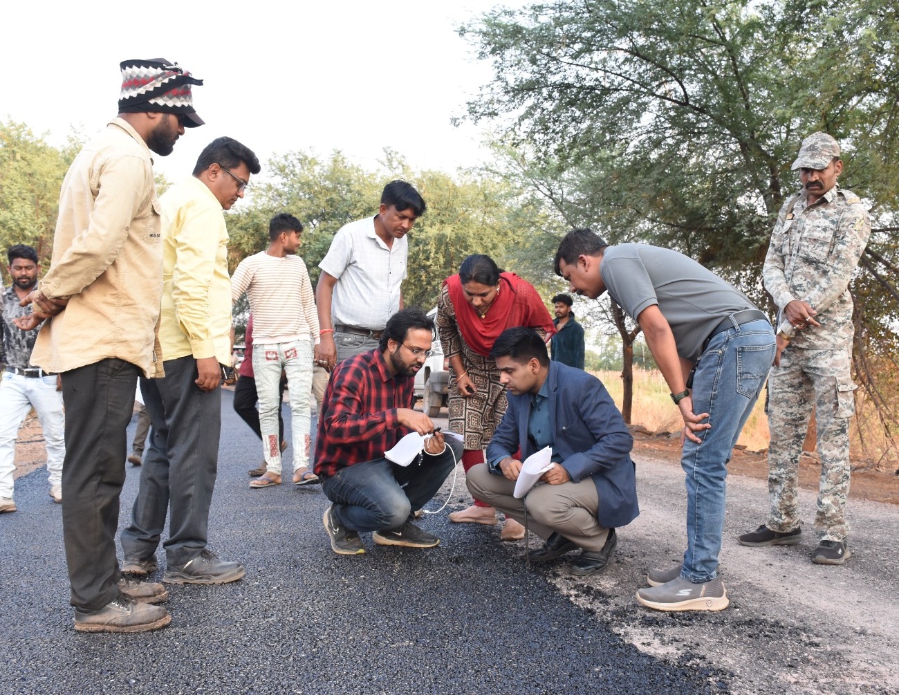 पीएमजीएसवाई सड़क निर्माण में तेजी लाने के निर्देश, कलेक्टर ने गुणवत्ता जांची