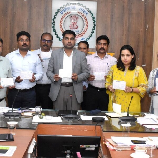 कलेक्टर ने जिला स्तरीय अधिकारियों को किया प्रथमोपचार किट का वितरण