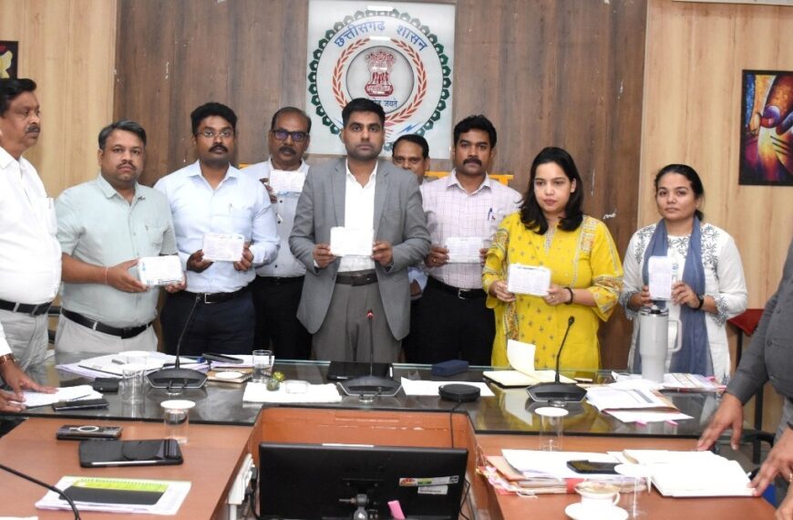 कलेक्टर ने जिला स्तरीय अधिकारियों को किया प्रथमोपचार किट का&hellip;