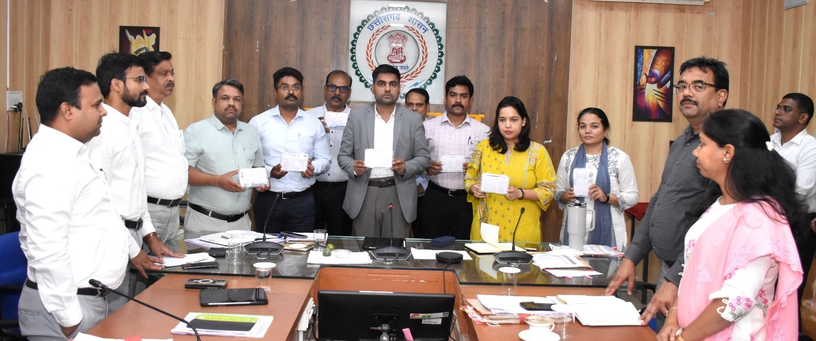 कलेक्टर ने जिला स्तरीय अधिकारियों को किया प्रथमोपचार किट का वितरण