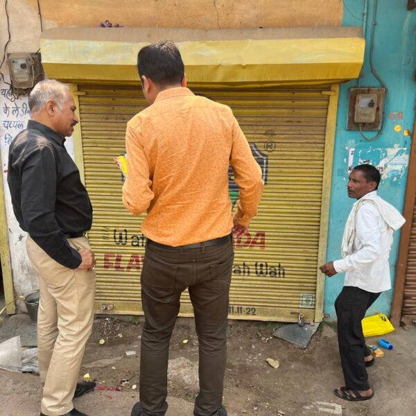 राजस्व वसूली में कड़ाई : चिखली स्कूल के पास 7 दुकाने सील, 6 पर नोटिस