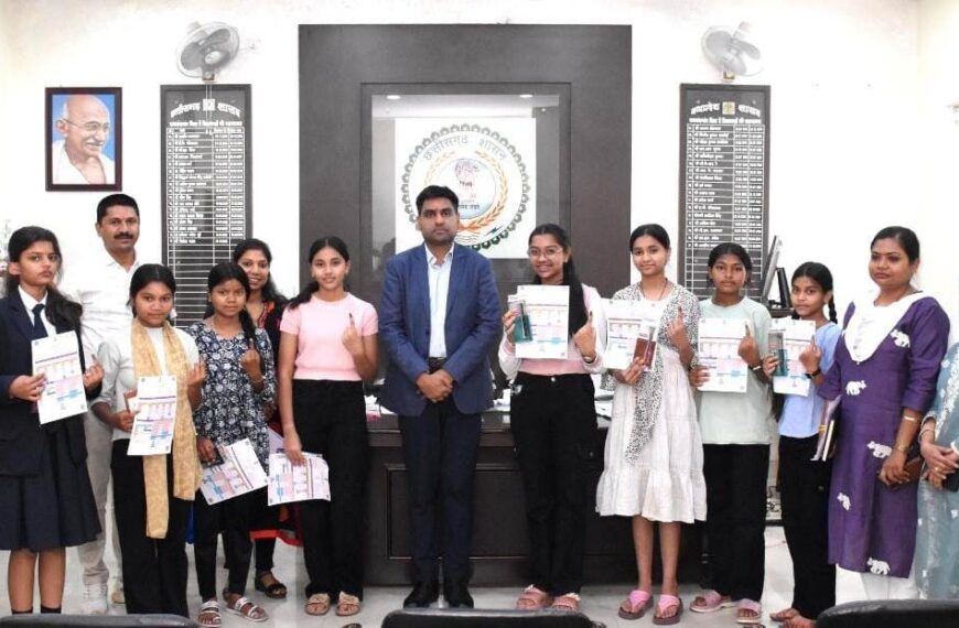 राजनांदगांव में बच्चों ने लगवाई एचपीवी वैक्सीन, कलेक्टर ने किया&hellip;