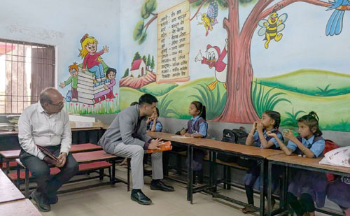 कलेक्टर ने पीएमश्री विद्यालय कोपेडीह का किया आकस्मिक निरीक्षण