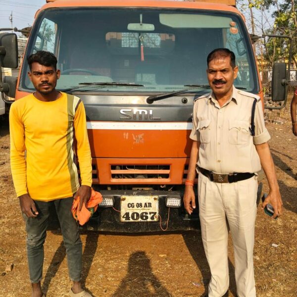 खनिजों के अवैध परिवहन पर कार्रवाई, वाहनों को थाना सौंपा