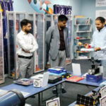 कलेक्टर ने डॉ. पदुमलाल पुन्नालाल बख्शी स्कूल में स्थापित आधुनिक स्पेस लैब का किया निरीक्षण