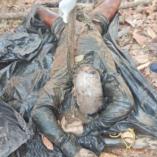 नदी में रेत के भीतर मिली अज्ञात युवक की लाश, इलाके में सनसनी