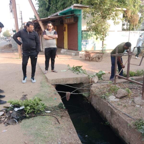 निगम आयुक्त ने वार्डों का किया आकस्मिक निरीक्षण, पानी-सफाई व्यवस्था का लिया जायजा