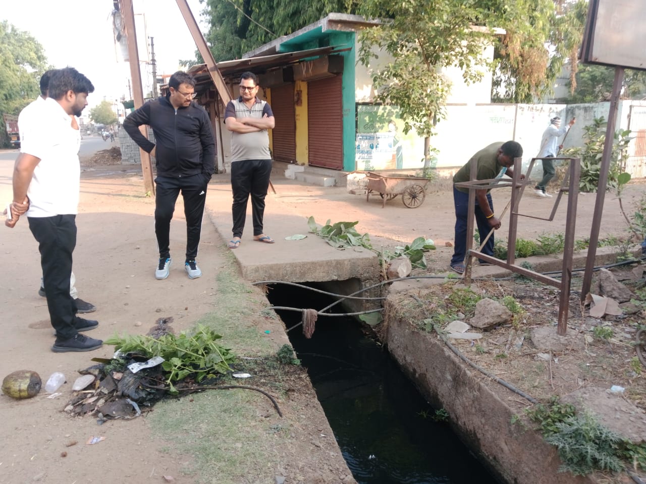 निगम आयुक्त ने वार्डों का किया आकस्मिक निरीक्षण, पानी-सफाई व्यवस्था का लिया जायजा