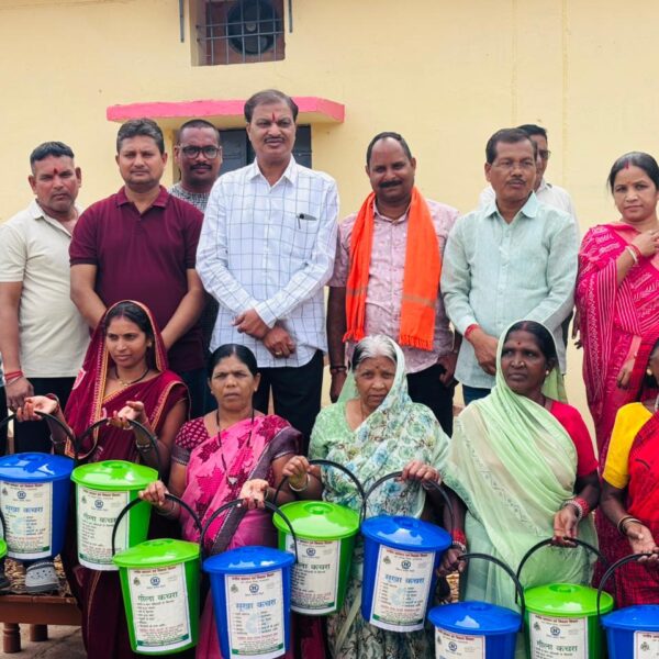 वार्ड 1 व 2 में महापौर ने किया डस्टबिन का वितरण, नागरिकों से स्वच्छता अपनाने की अपील