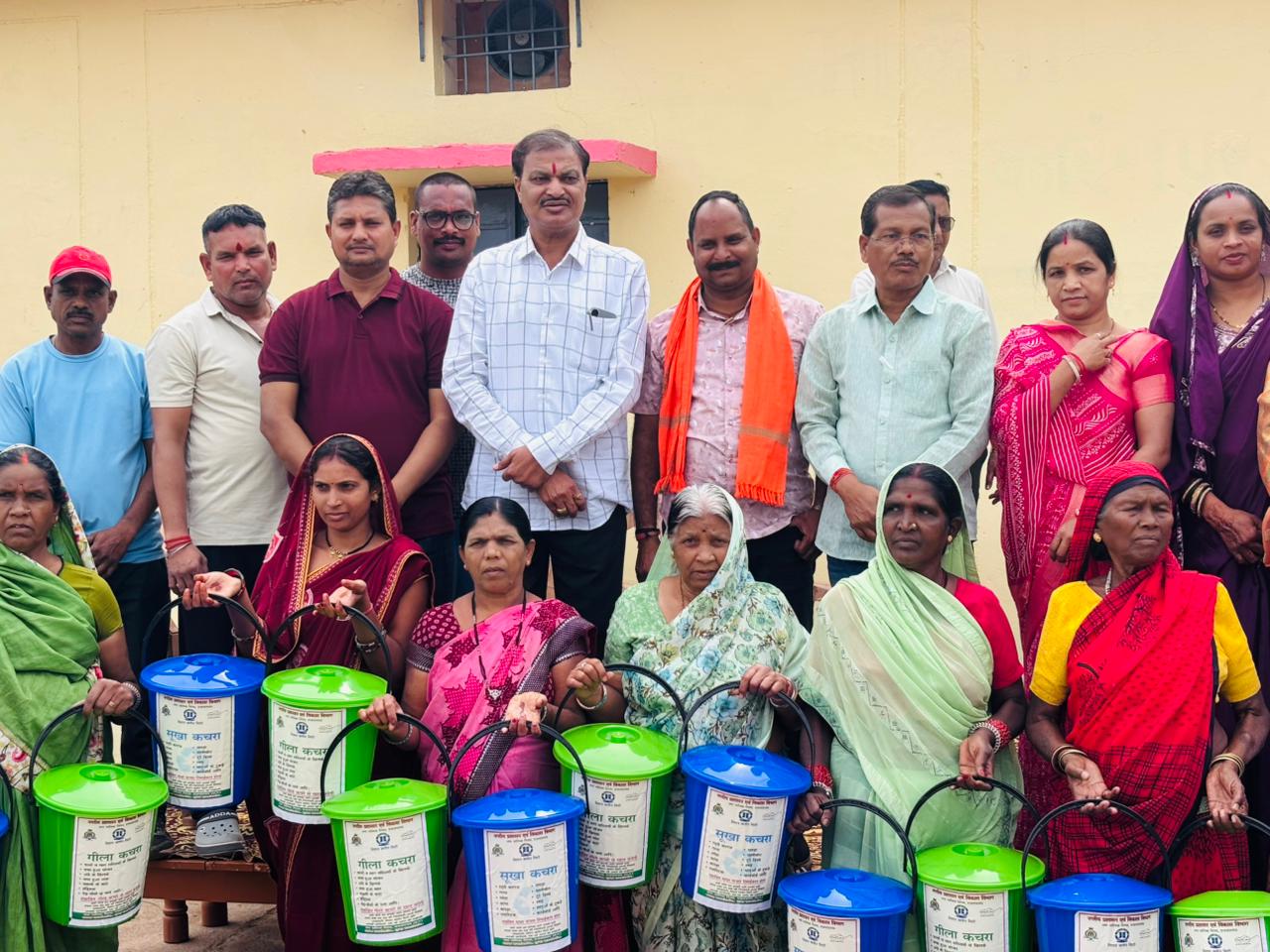 वार्ड 1 व 2 में महापौर ने किया डस्टबिन का वितरण, नागरिकों से स्वच्छता अपनाने की अपील