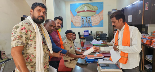 भदौरिया चौक में देवी-देवताओं की तस्वीरों का अपमान, हिंदू जागरण मंच ने दर्ज कराई शिकायत