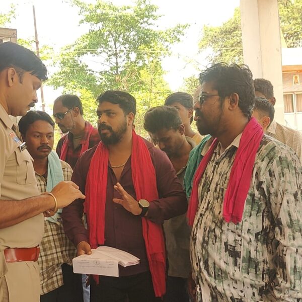 चिखली थाने में प्रार्थी को इंसाफ दिलाने शमसुल आलम ने किया शांतिपूर्ण प्रदर्शन