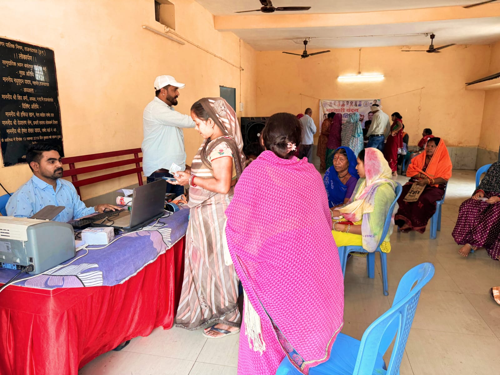 बसंतपुर में महतारी वंदन योजना के लिए लगा ई-केवाईसी शिविर, बड़ी संख्या में उमड़ीं महिलाएं