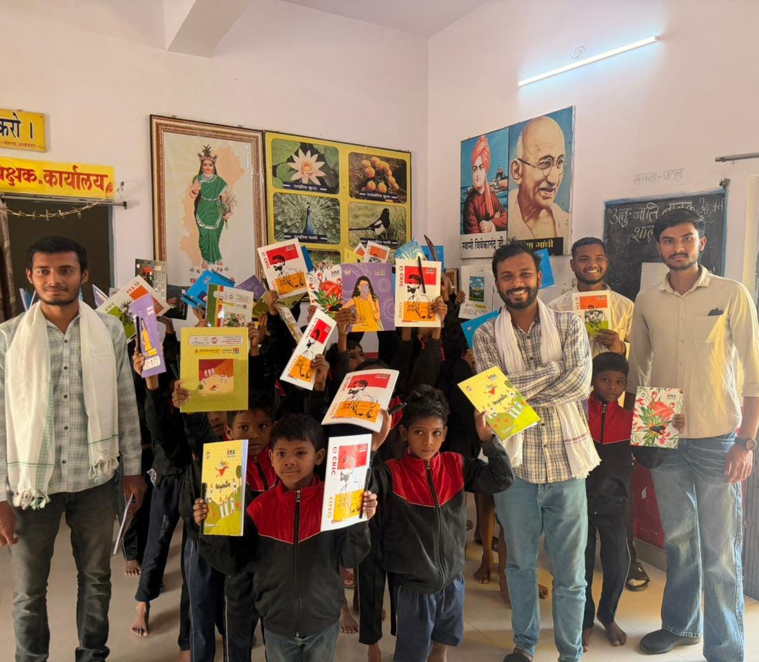 पनेका आश्रम में एनएसयूआई ने 56वें स्थापना दिवस पर किया सेवा कार्यक्रम, छात्रों को बांटे कॉपी-पेन