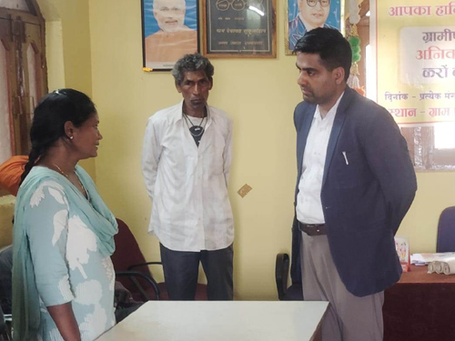 कलेक्टर जितेन्द्र यादव ने सुकुलदैहान में राजस्व पखवाड़ा शिविर का किया निरीक्षण