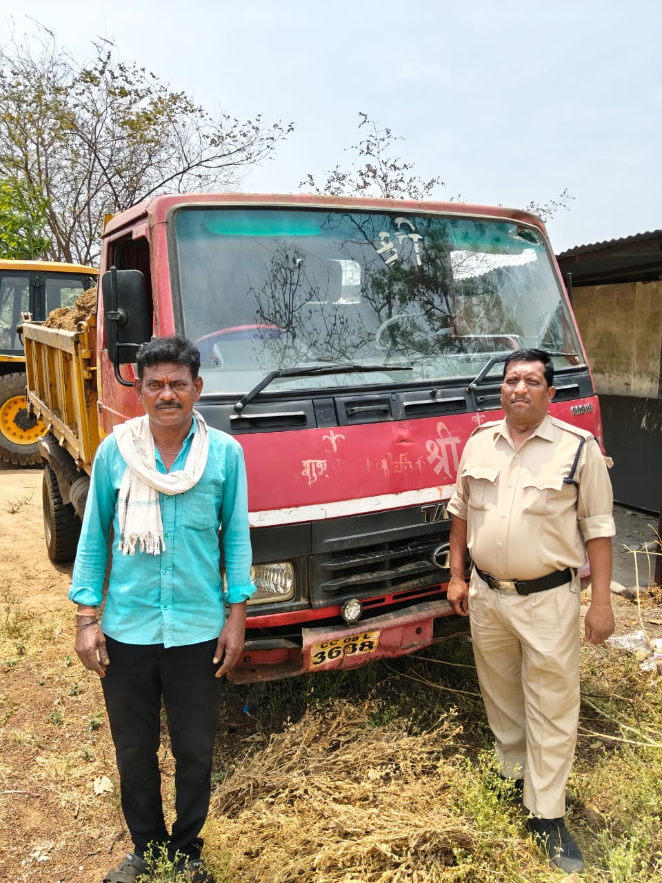 खनिज माफिया पर प्रशासन का शिकंजा, अवैध उत्खनन व परिवहन करते 3 हाईवा और जेसीबी जप्त