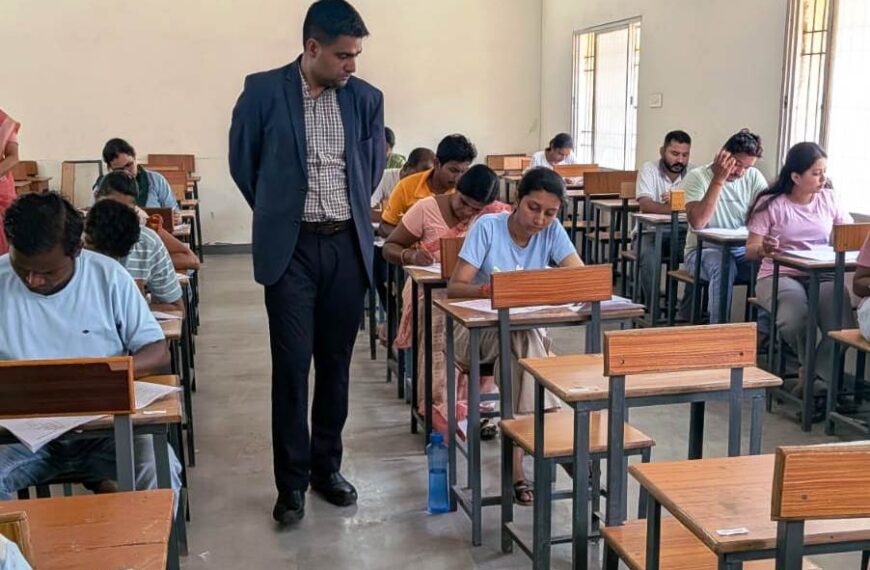 कलेक्टर ने विभिन्न परीक्षा केंद्रों का औचक निरीक्षण कर व्यवस्थाओं&hellip;