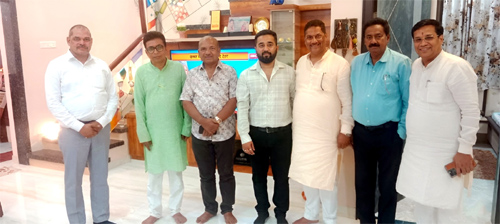 विधायक, पूर्व विधायक एवं आयोग के पूर्व सदस्य ने अनीस खान के निवास पहुंचकर ईद की शुभकामनाएं दीं