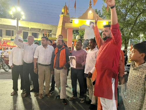 विहिप-बजरंग दल ने विकृत मानसिकता के खिलाफ प्रदर्शन कर किया पुतला दहन