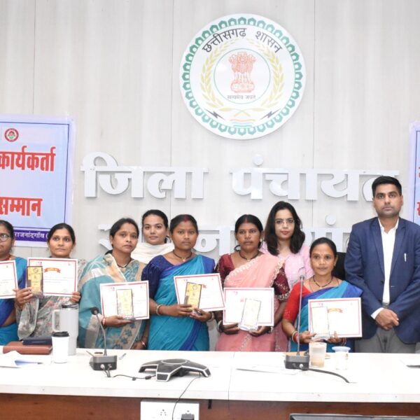 पोट्ठ लईका पहल में उत्कृष्ट कार्य करने वाली आंगनबाड़ी कार्यकर्ताओं को कलेक्टर ने किया सम्मानित