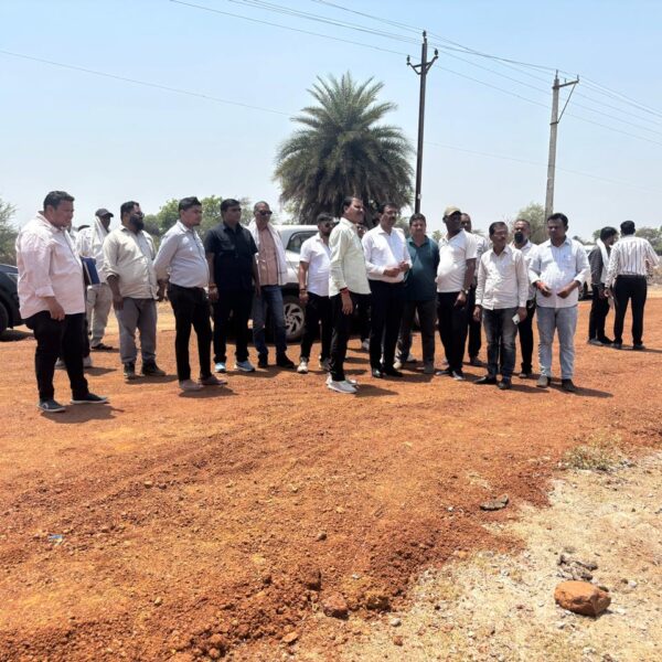 महापौर मधुसूदन यादव ने यातायात नगर और मेडिकल कालेज रोड निर्माण कार्य का किया निरीक्षण